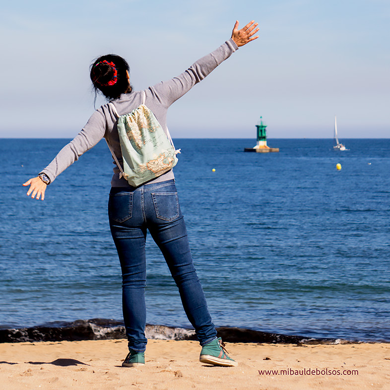 Mochila-mapamundi-verde-plastificada